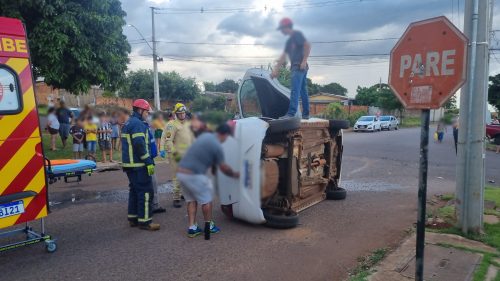 Imagem referente a Ford Ka tomba após acidente no Interlagos e passageira fica ferida