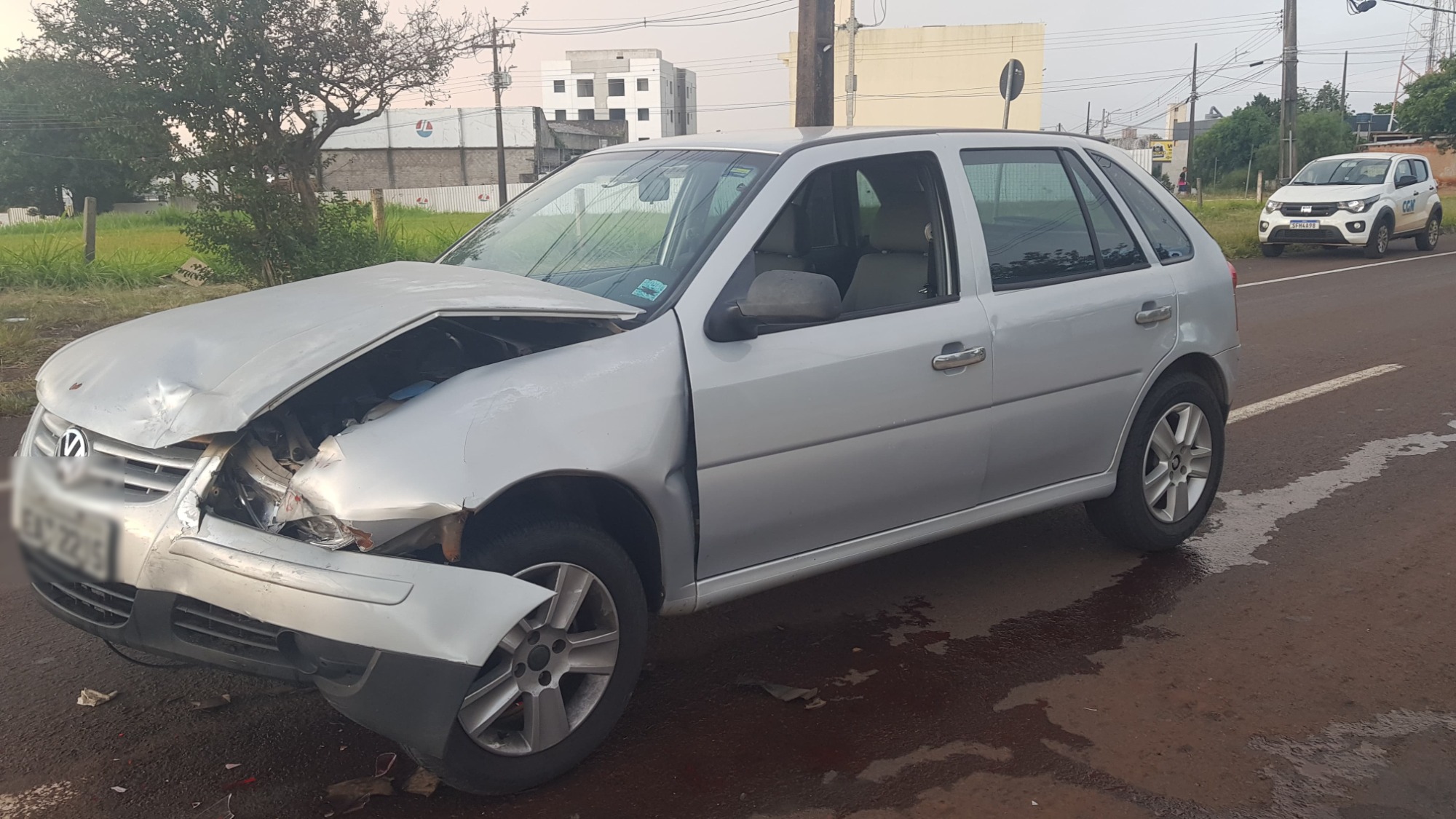 Gol e Civic se envolvem em acidente na Avenida Tancredo Neves Gol e Civic se envolvem em acidente na Avenida Tancredo Neves