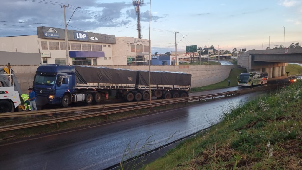 Falha mecânica em carreta compromete trânsito na Avenida Brasil, perto do Trevo Cataratas
