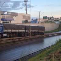 Imagem referente a Falha mecânica em carreta compromete trânsito na Avenida Brasil, perto do Trevo Cataratas