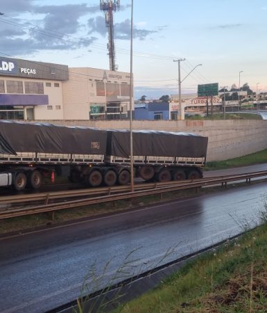 Imagem referente a Falha mecânica em carreta compromete trânsito na Avenida Brasil, perto do Trevo Cataratas