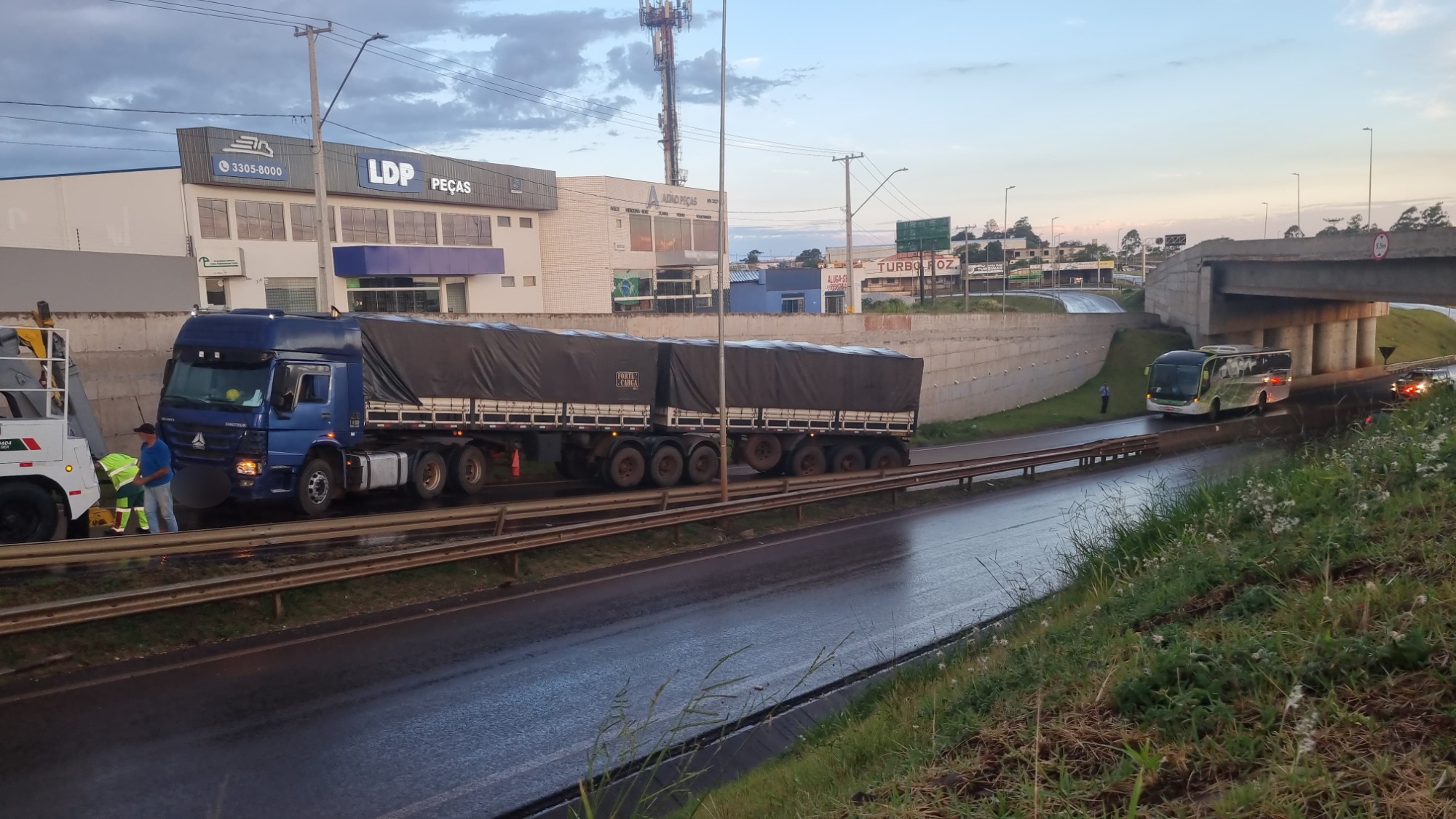Falha mecânica em carreta compromete trânsito na Avenida Brasil, perto do Trevo Cataratas Falha mecânica em carreta compromete trânsito na Avenida Brasil, perto do Trevo Cataratas