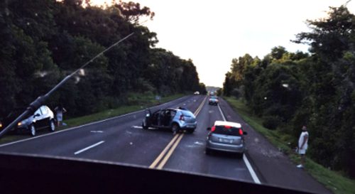 Imagem referente a Colisão entre caminhão e automóvel deixa dois mortos e cinco feridos na BR-277 em Guaraniaçu