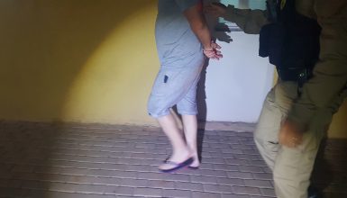 Imagem referente a PM é acionada após homem se recusar a sair de casa durante briga e casal vai parar na delegacia