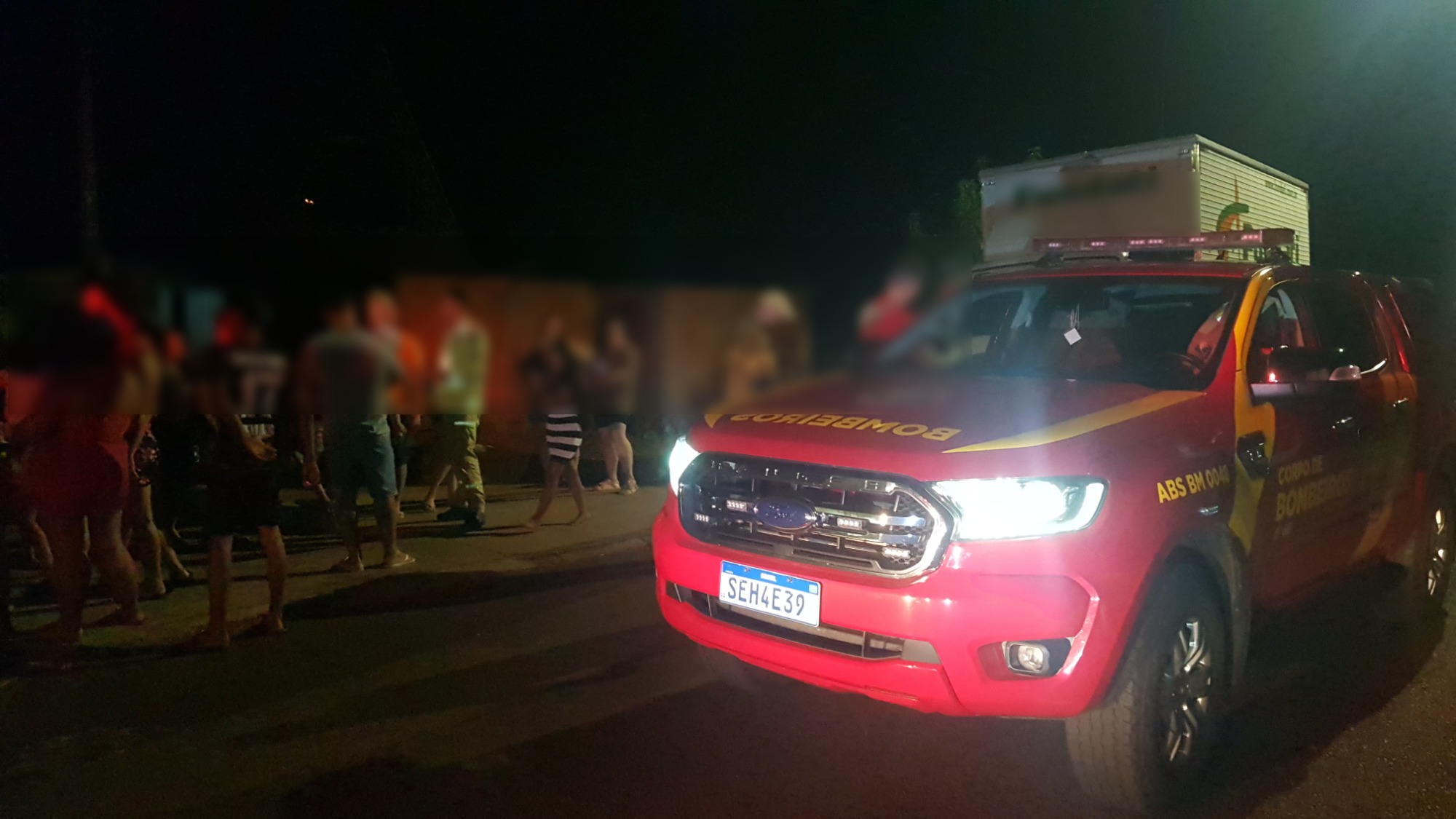Moradores se assustam com fogo em madeiras e acionam os Bombeiros no Veneza Moradores se assustam com fogo em madeiras e acionam os Bombeiros no Veneza