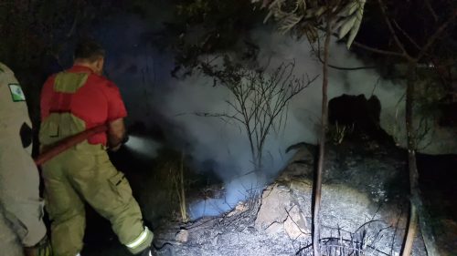 Imagem referente a Incêndio reacende próximo ao Aeroporto e Bombeiros são mobilizados