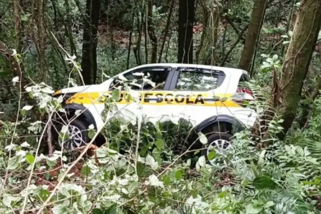 Precisa de aulas: homem rouba carro de autoescola e acaba caindo em barranco no Paraná Precisa de aulas: homem rouba carro de autoescola e acaba caindo em barranco no Paraná