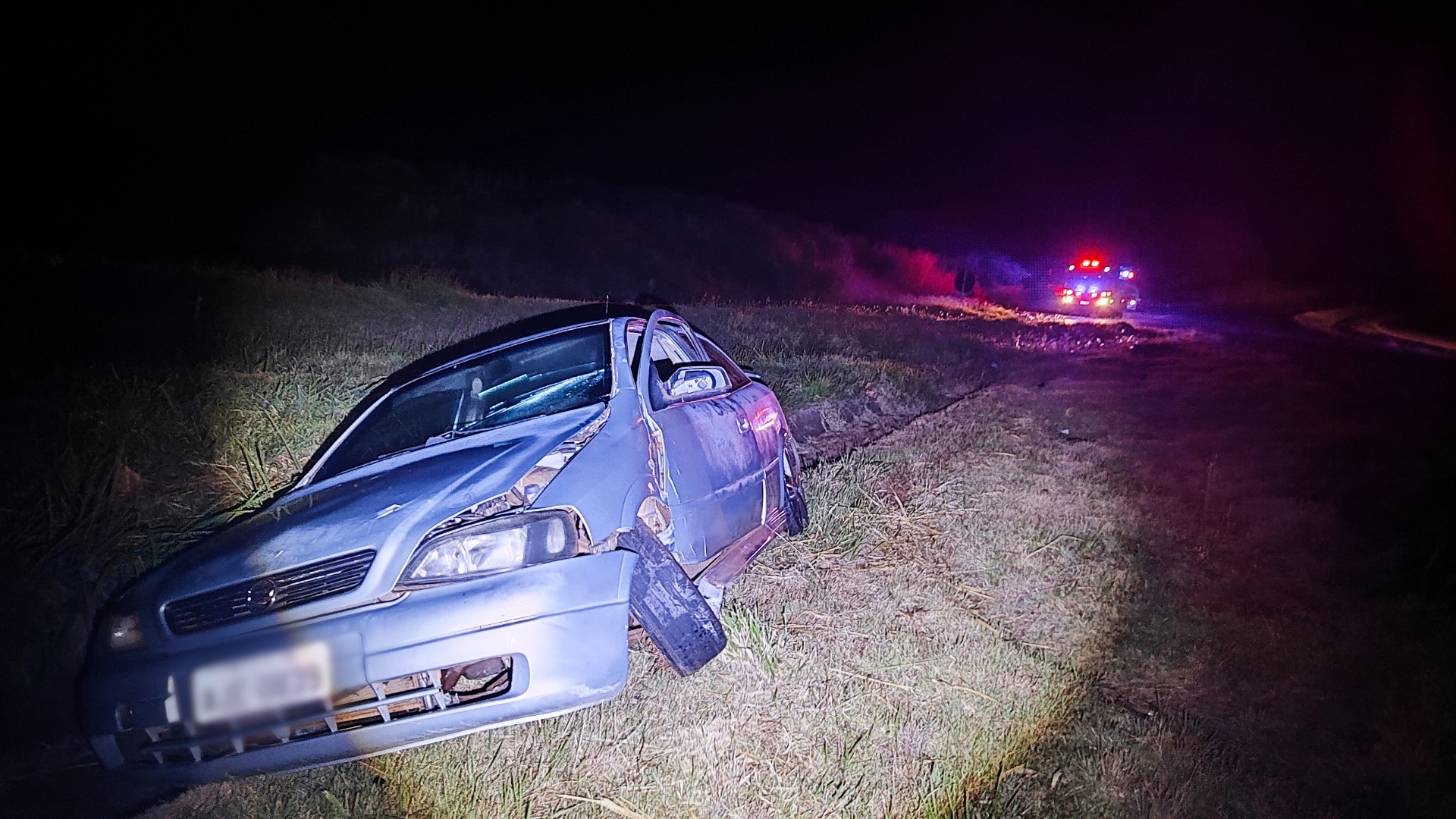 Jovem de 26 anos fica ferida após Astra sair da pista na BR-163