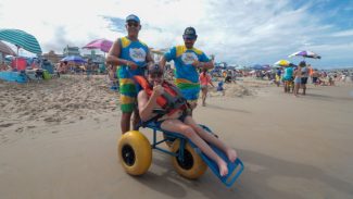 Família passa férias no Litoral do Paraná para filho tomar banho de mar com cadeira anfíbia