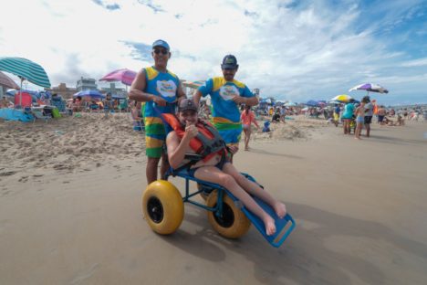 Imagem referente a Família passa férias no Litoral do Paraná para filho tomar banho de mar com cadeira anfíbia