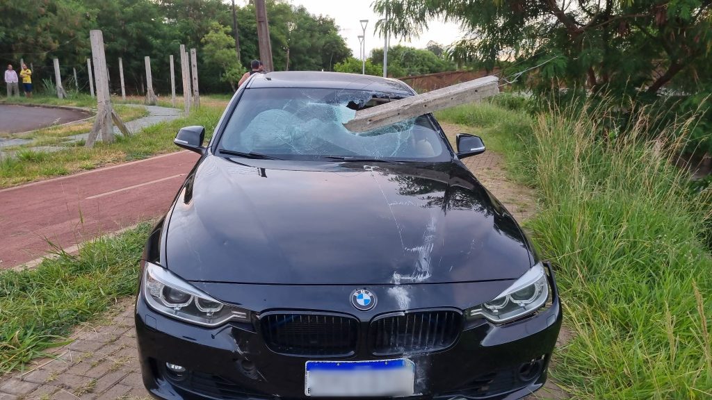 Condutor é detido após BMW invadir Ecopark Oeste em Cascavel Condutor é detido após BMW invadir Ecopark Oeste em Cascavel