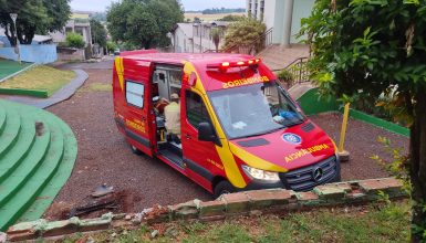 Imagem referente a Condutor fica ferido após carro passar reto no fim da rua e cair em pátio de igreja no Floresta