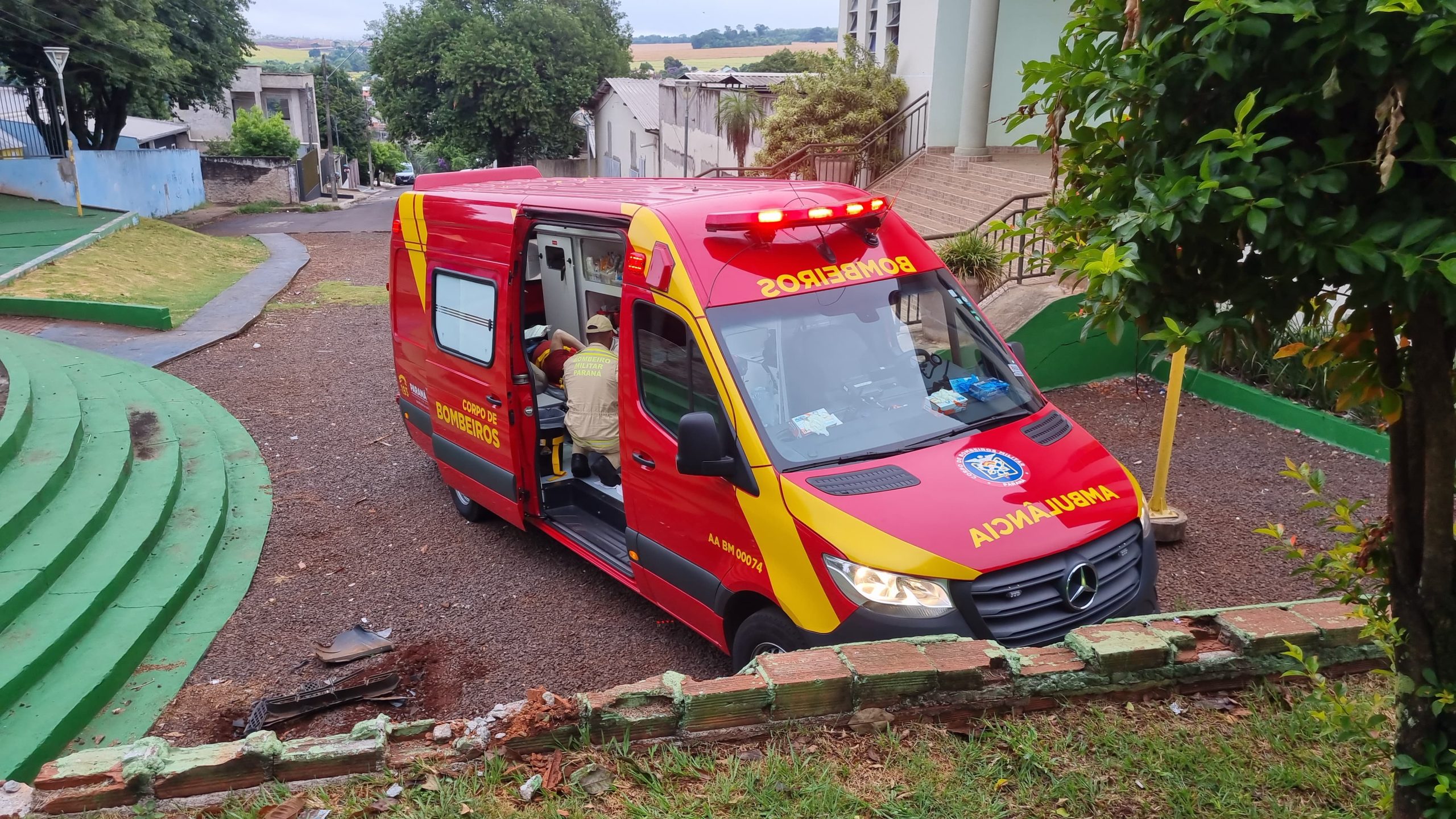 Condutor fica ferido após carro passar reto no fim da rua e cair em pátio de igreja no Floresta