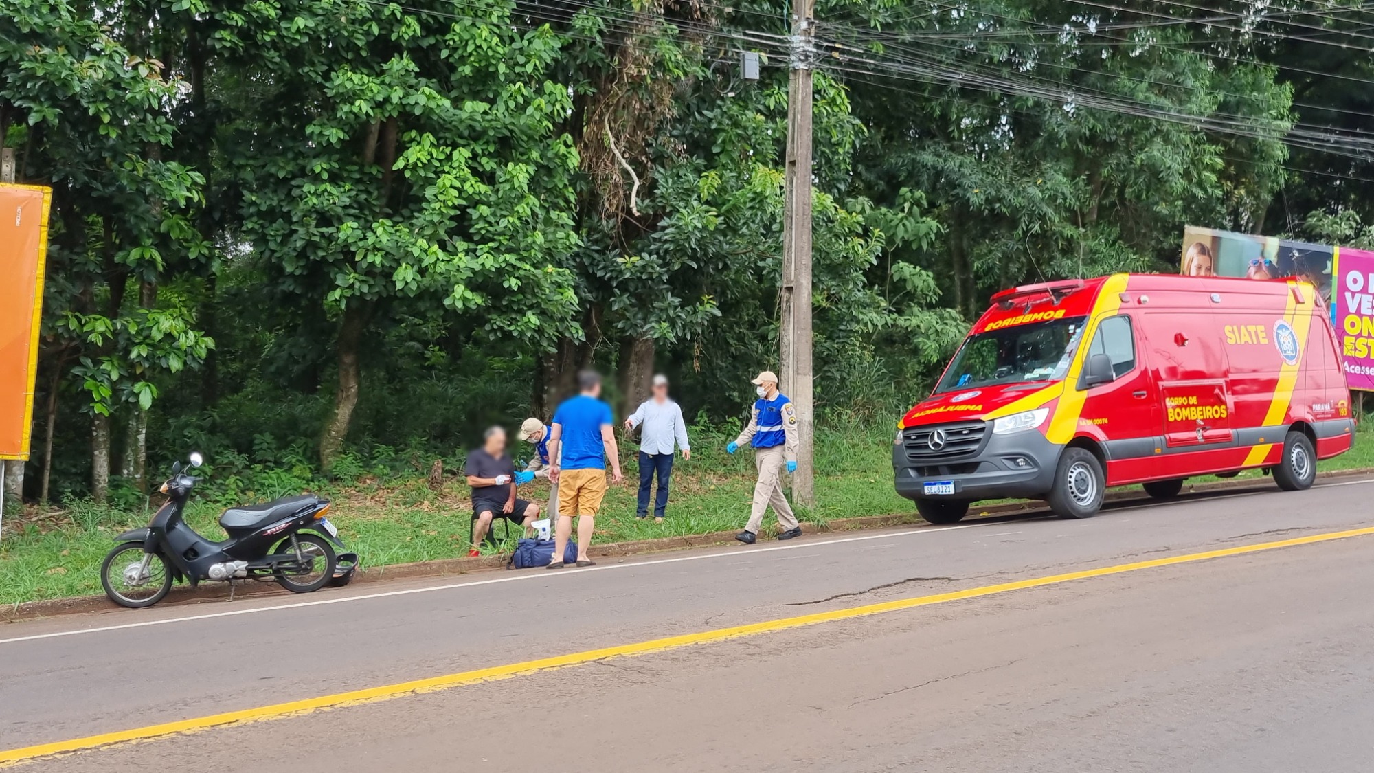Idoso se enrosca em fios de telefonia e sofre acidente de moto na Rua Manaus