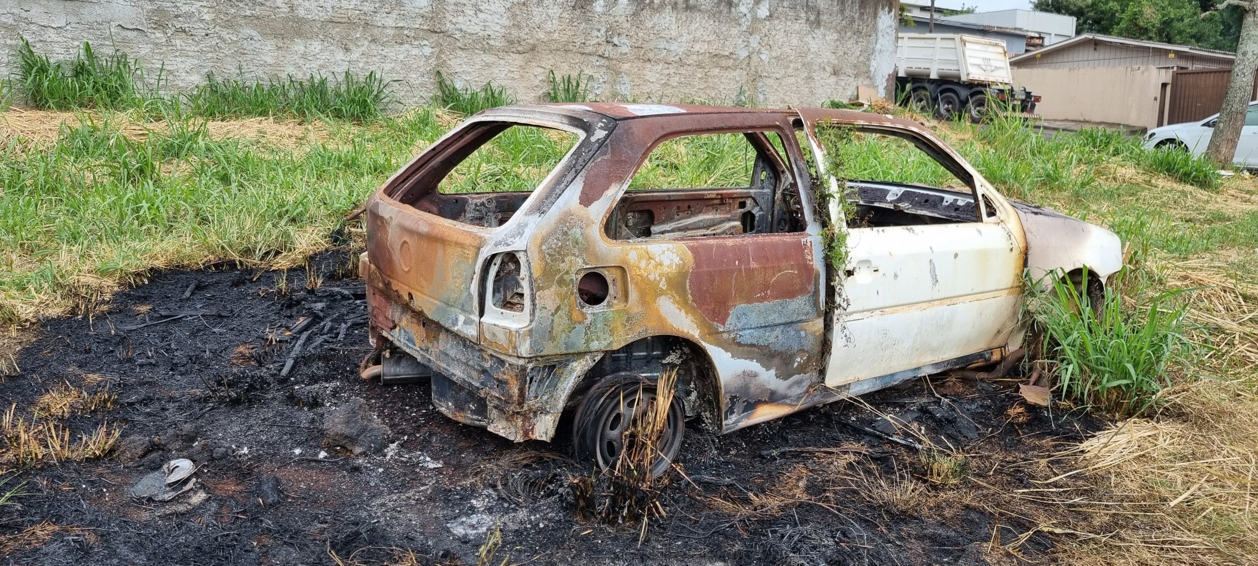 Veículo é destruído por chamas no Bairro Neva