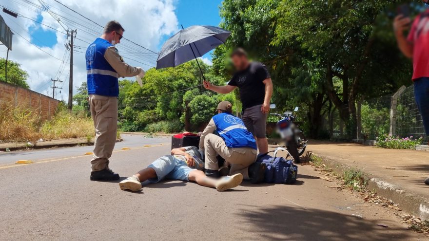 Acidente de moto na Rua Otom Mader deixa jovem de 29 anos ferido