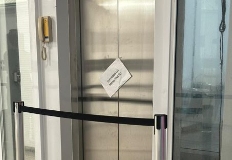 Imagem referente a Descaso no Aeroporto de Cascavel: elevador quebrado limita acesso à praça de alimentação