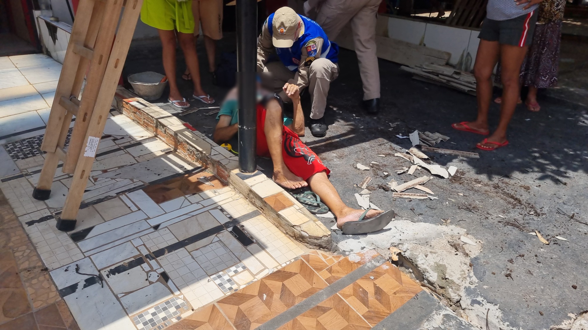 Idoso sofre queda de plano elevado enquanto colocava telhas: suspeita de fratura nas costelas!