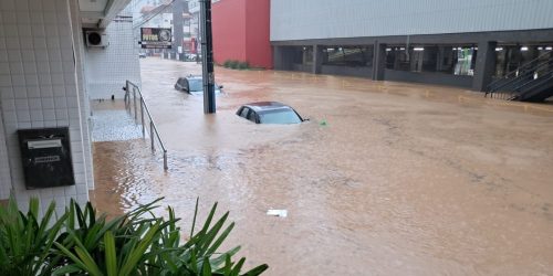 Imagem referente a Chuva diminui em Santa Catarina, mas chegada de frente fria preocupa