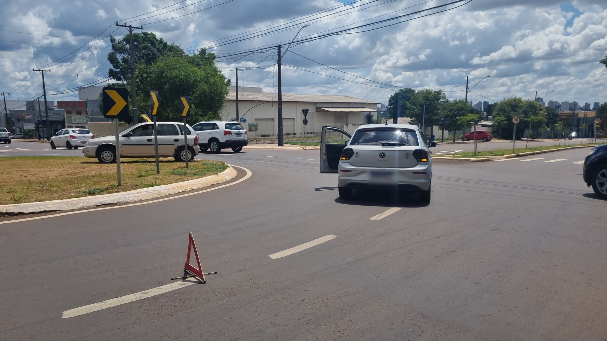 Polo e Corsa se envolvem em acidente na Região do Lago