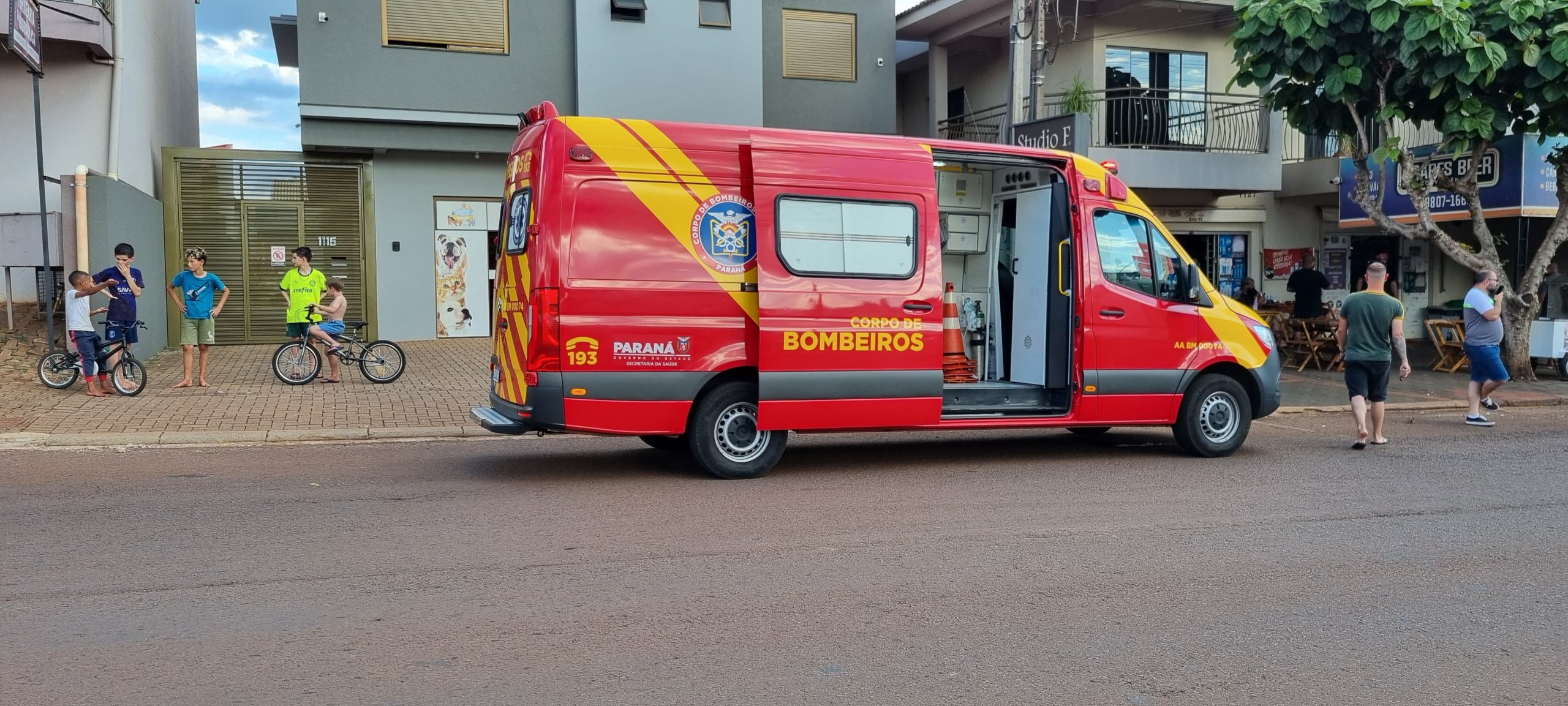 Menino de 8 anos com bicicleta é atingido por automóvel na Rua Rio da Paz