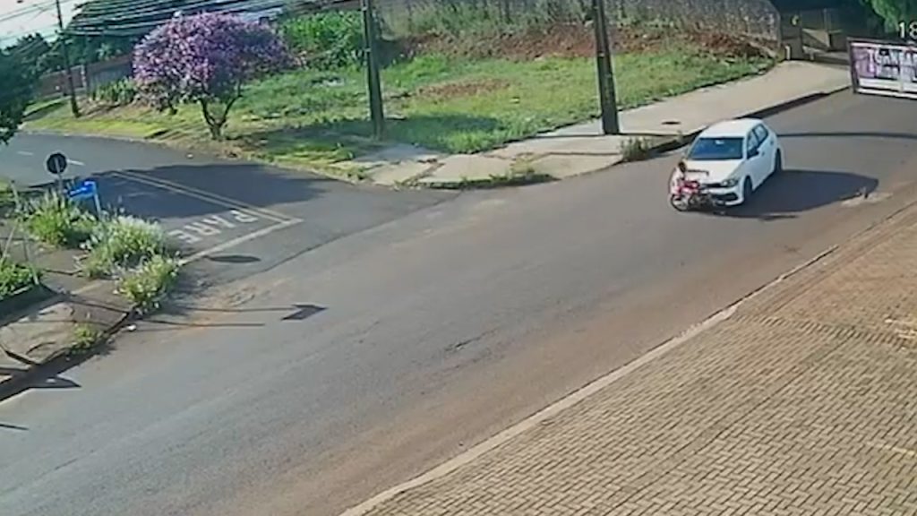 Câmera flagra carro atingindo criança de bicicleta na Rua Rio da Paz