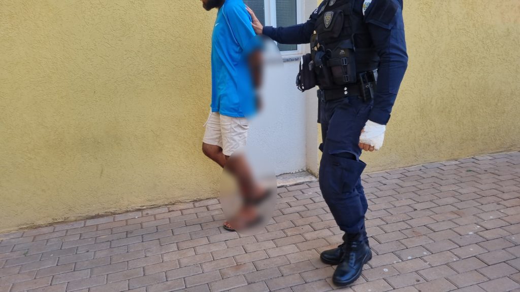 Homem de 36 anos detido por coação e desobediência em mercado de Brasília