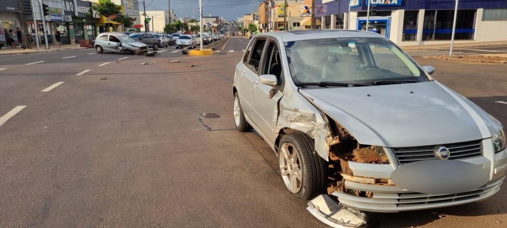 Carros colidem na Av. Carlos Gomes em Cascavel