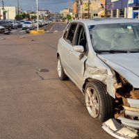 Imagem referente a Carros colidem na Av. Carlos Gomes em Cascavel