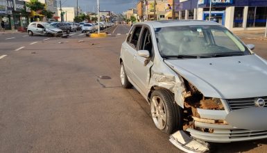 Imagem referente a Carros colidem na Av. Carlos Gomes em Cascavel