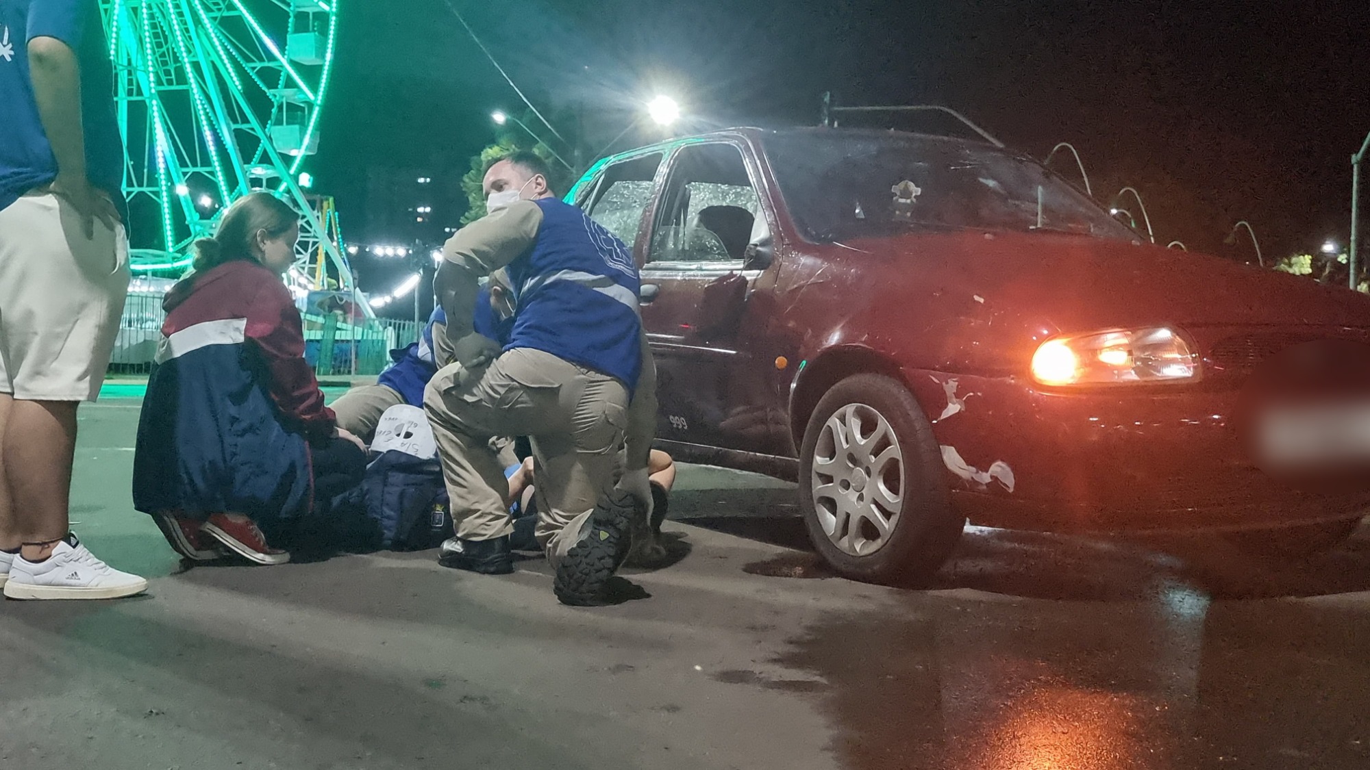 Mãe e filha em motocicleta ficam feridas após acidente no Centro de Cascavel Mãe e filha em motocicleta ficam feridas após acidente no Centro de Cascavel