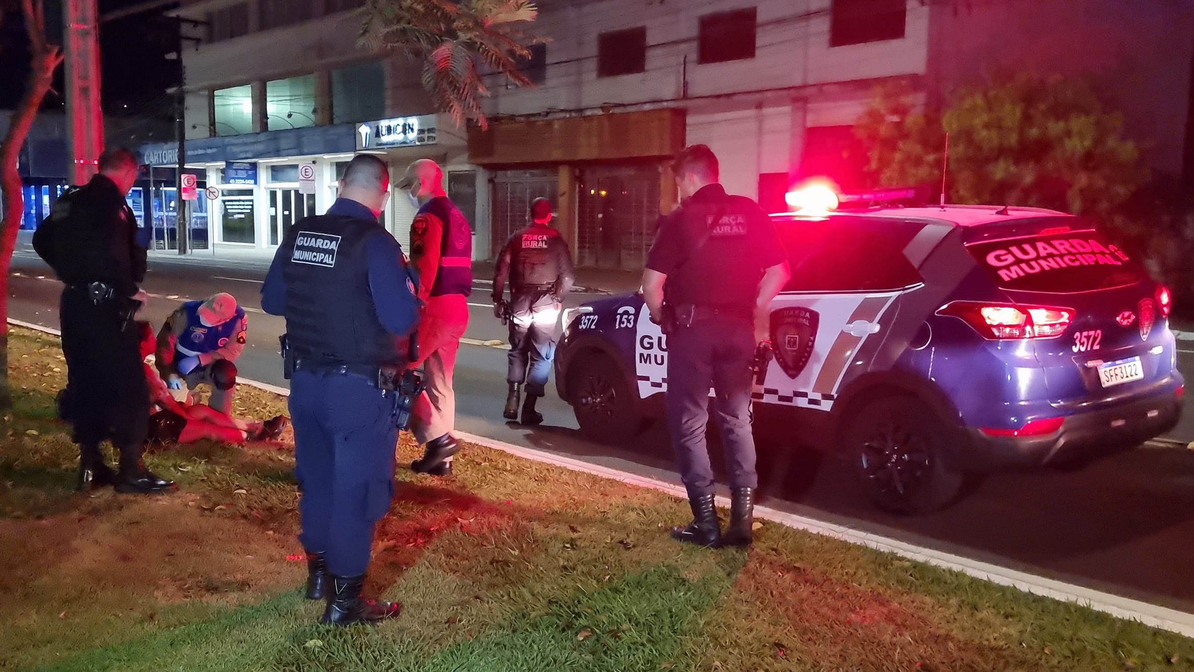 Mulher é agredida com garrafada na cabeça e pede socorro à Guarda Municipal no Centro Mulher é agredida com garrafada na cabeça e pede socorro à Guarda Municipal no Centro