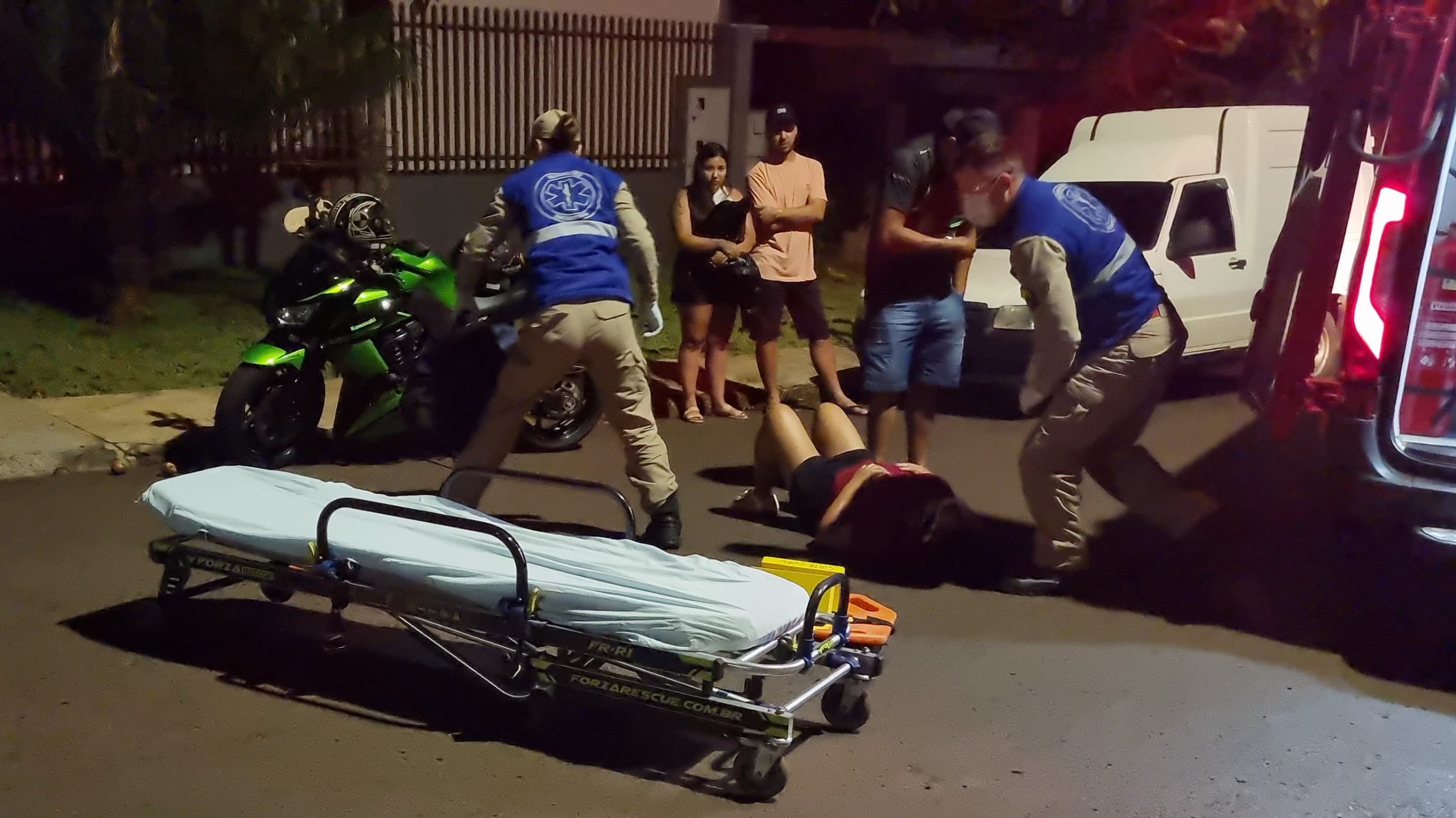 Garupa sofre queda de moto e é socorrida pelo Siate no bairro Morumbi Garupa sofre queda de moto e é socorrida pelo Siate no bairro Morumbi