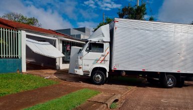 Imagem referente a Homem invade residência com caminhão após discussão com companheira e é preso pela GM