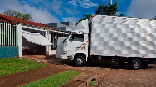 Imagem referente a Homem invade residência com caminhão após discussão com companheira e é preso pela GM