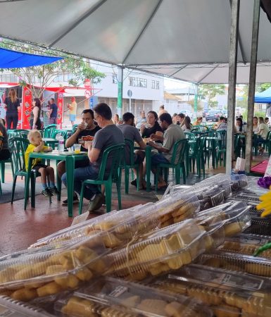 Imagem referente a Domingão na Feira do Teatro: onde cultura, comida e compras se encontram em Cascavel