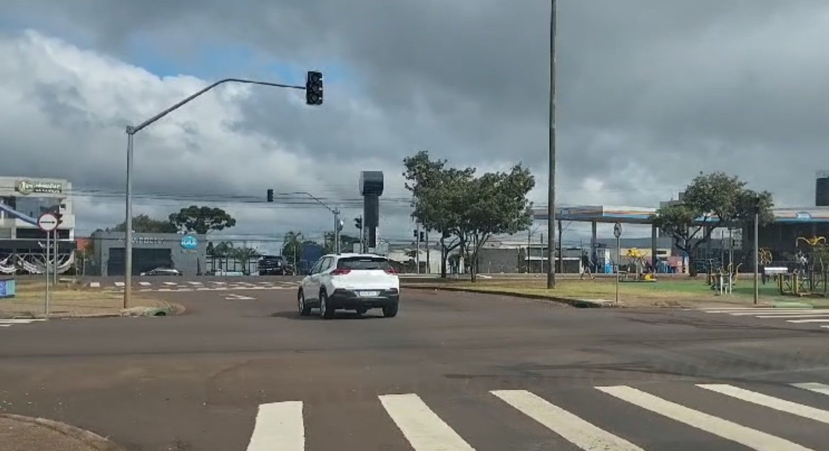 Semáforos do cruzamento da Tancredo Neves com a Jânio Quadros estão inoperantes Semáforos do cruzamento da Tancredo Neves com a Jânio Quadros estão inoperantes
