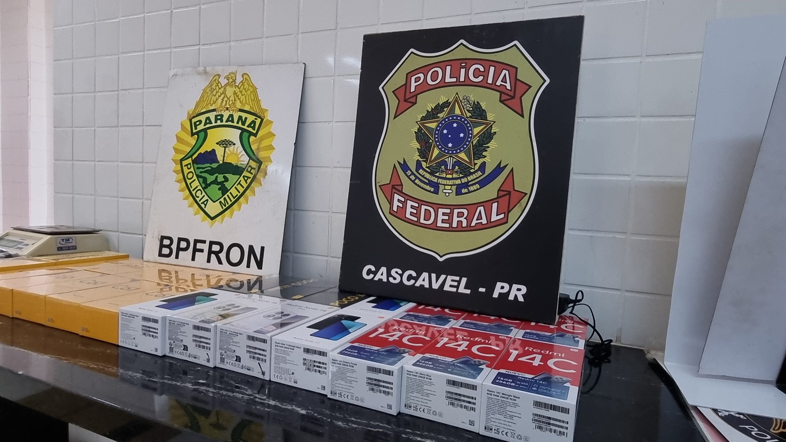 Polícia apreende 26 celulares em operação na BR-277 Polícia apreende 26 celulares em operação na BR-277