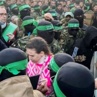 Imagem referente a Com início de cessar-fogo, Hamas liberta primeiras reféns em Gaza