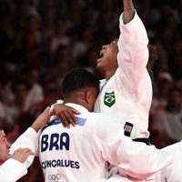 Imagem referente a Judô: Brasil bate EUA em disputa por equipes, 1ª após bronze em Paris