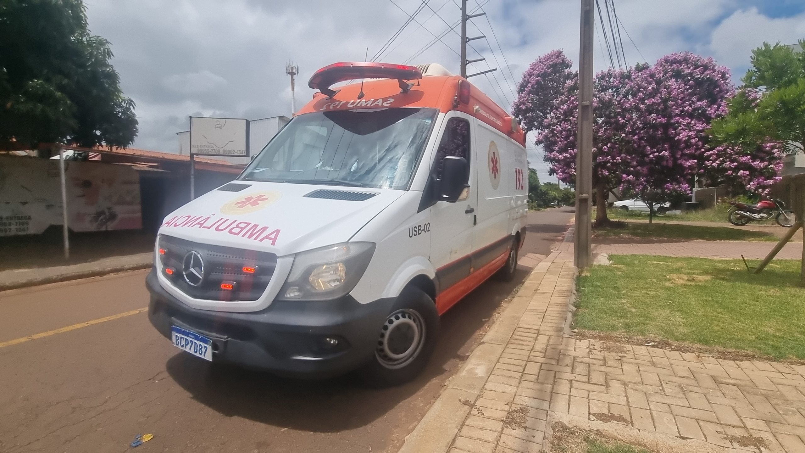 Mulher desmaia na rua após ataque de ansiedade no bairro Santa Felicidade Mulher desmaia na rua após ataque de ansiedade no bairro Santa Felicidade