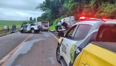 Imagem referente a Duas pessoas morrem e uma fica ferida em colisão entre camionete e ambulância na PR-082