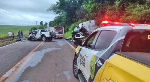 Imagem referente a Duas pessoas morrem e uma fica ferida em colisão entre camionete e ambulância na PR-082