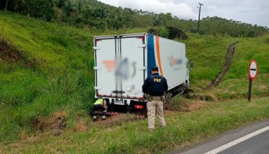 Imagem referente a Equipes da PRF se envolvem em acidente ao deslocar para evitar saque a caminhão com valores