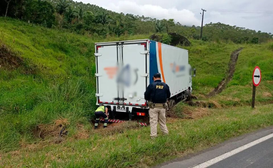 Equipes da PRF se envolvem em acidente ao deslocar para evitar saque a caminhão com valores