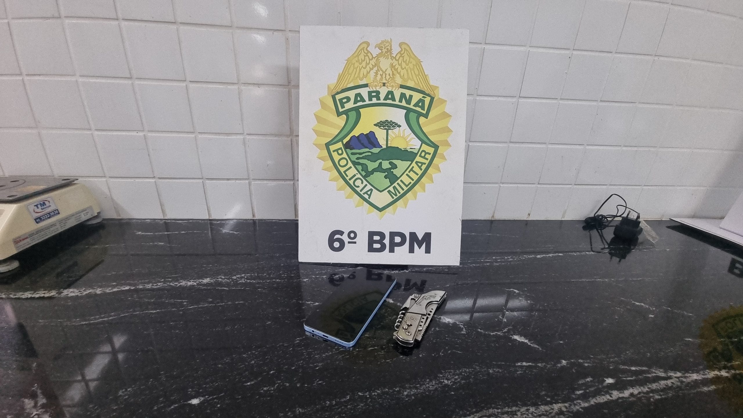 Jovem ameaça mulher com canivete e ao pegar celular da vítima é detido pela PM
