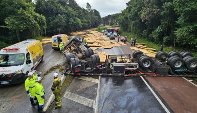 Imagem referente a Caminhão fica destruído, motorista é socorrido em estado grave e BR-277 é interditada em Balsa Nova