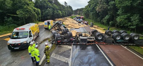 Imagem referente a Caminhão fica destruído, motorista é socorrido em estado grave e BR-277 é interditada em Balsa Nova