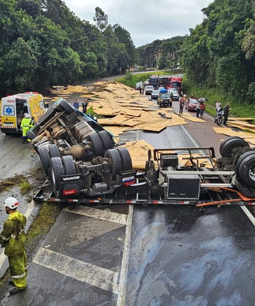 Imagem referente a Caminhão fica destruído, motorista é socorrido em estado grave e BR-277 é interditada em Balsa Nova