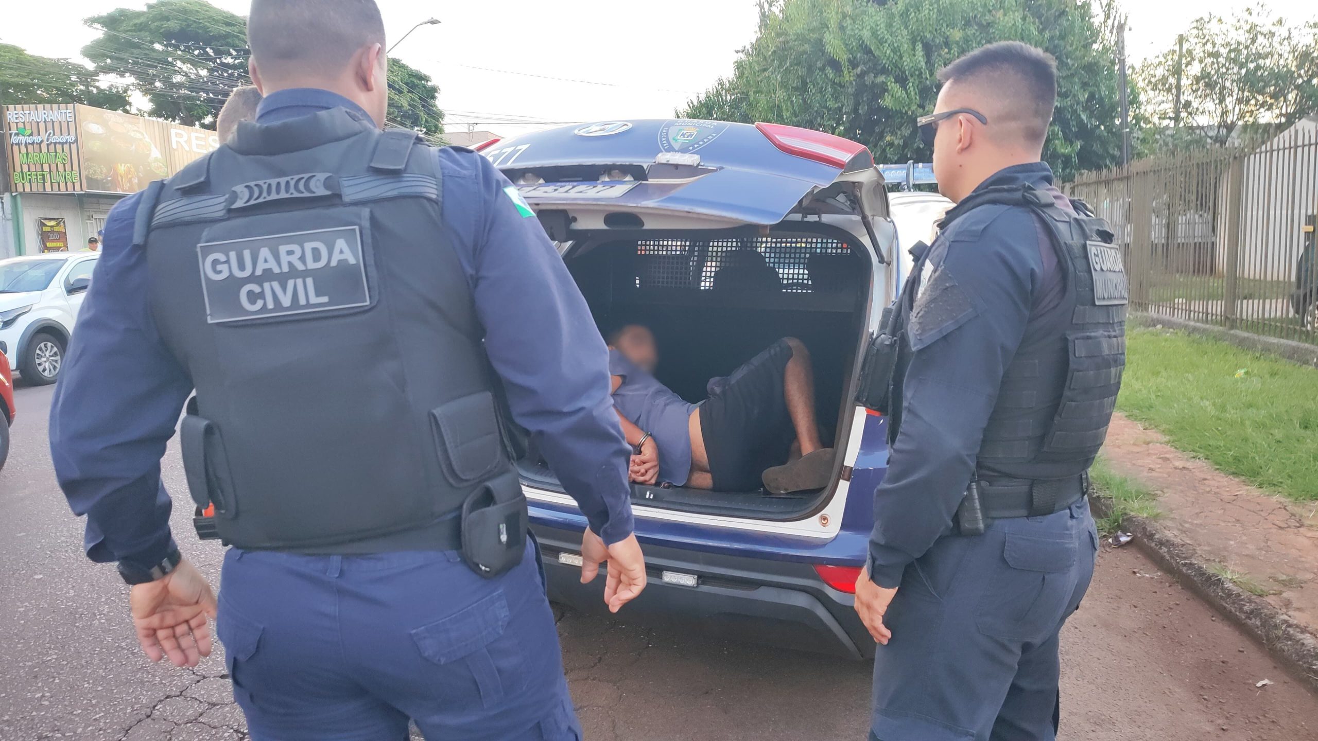 Autor de facada contra homem no Brasília é detido pelas equipes da GCP e GM Autor de facada contra homem no Brasília é detido pelas equipes da GCP e GM